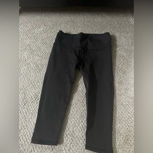Lululemon crops with mesh on the side